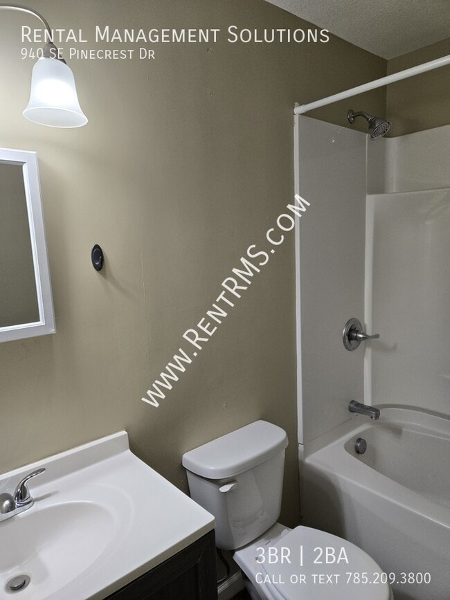 Building Photo - 940 SE Pinecrest Dr