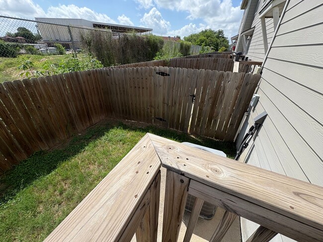 Building Photo - Beautiful town home located on the Northea...