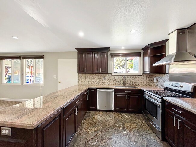 Building Photo - Beautiful 4B/2BA House in Clairemont w/ La...