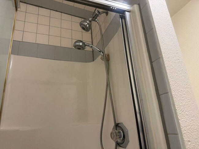 Building Photo - Studio apartment with a large garage in Eugene!