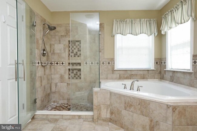 Building Photo - 1028 Llano Dr