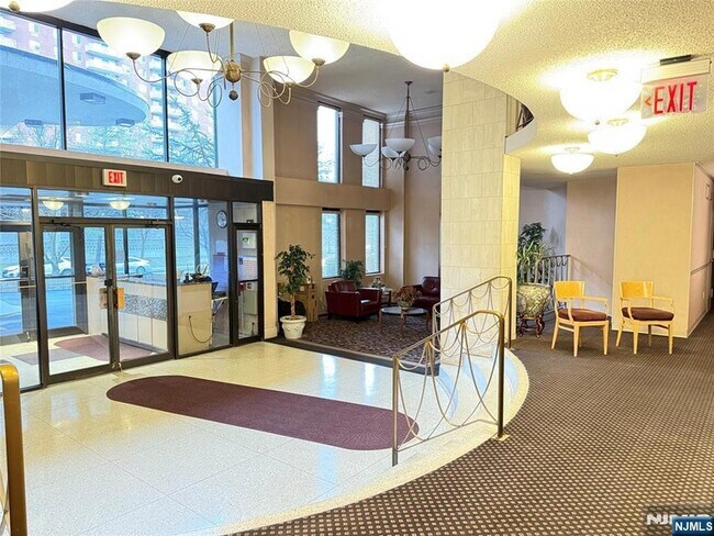 Building Photo - 160 Overlook Ave