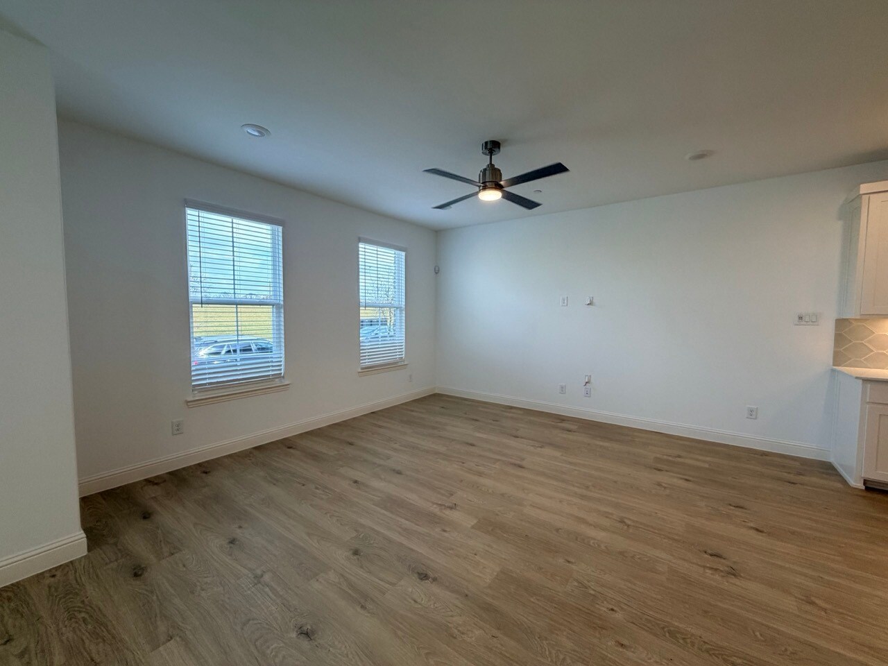Living room with cieling fan - 4729 Spinner St