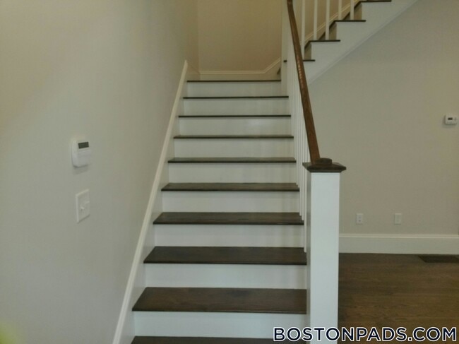 Building Photo - 2044 Beacon St