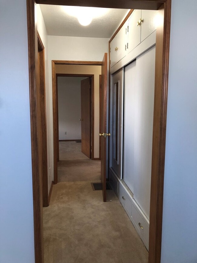 Building Photo - 2 Bed Mid-Century House w/ Garage & Fenced...