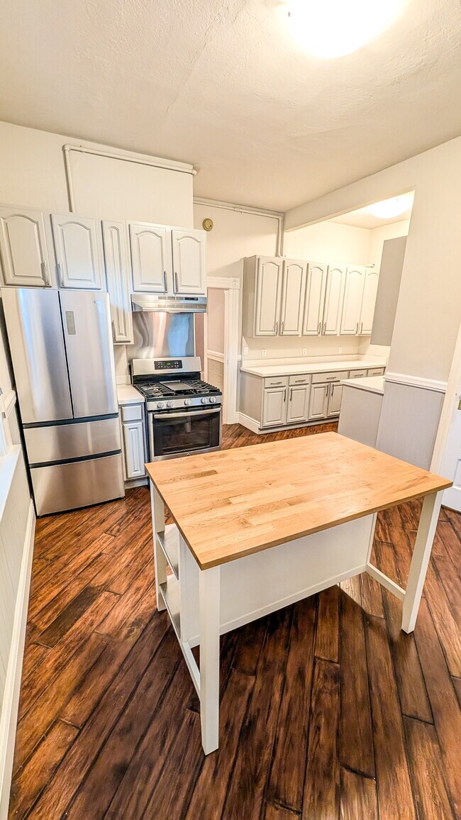 Building Photo - 657 Castro St