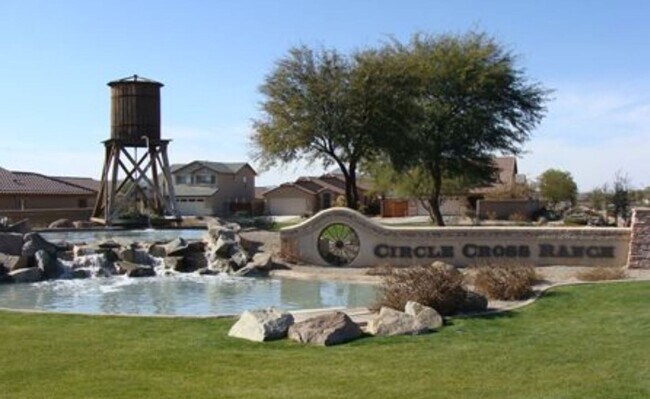 Building Photo - Circle Cross