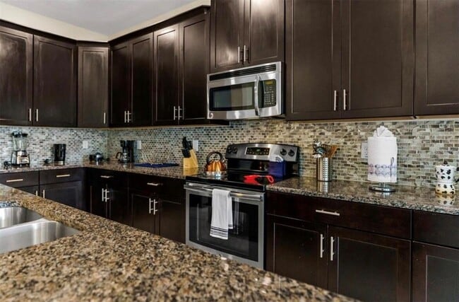 Building Photo - 4700 Sleepy Hollow Dr