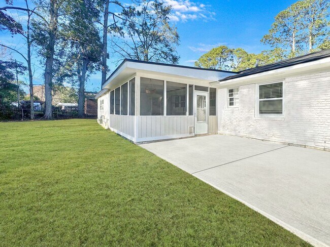 Building Photo - Beautiful white brick ranch styled home off White Bluff in Savannah, Ga!