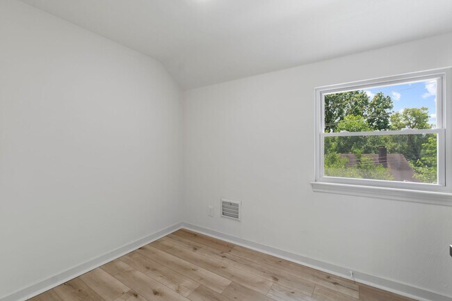 Building Photo - AVAILABLE NOW! RENOVATED 3-BEDROOM!