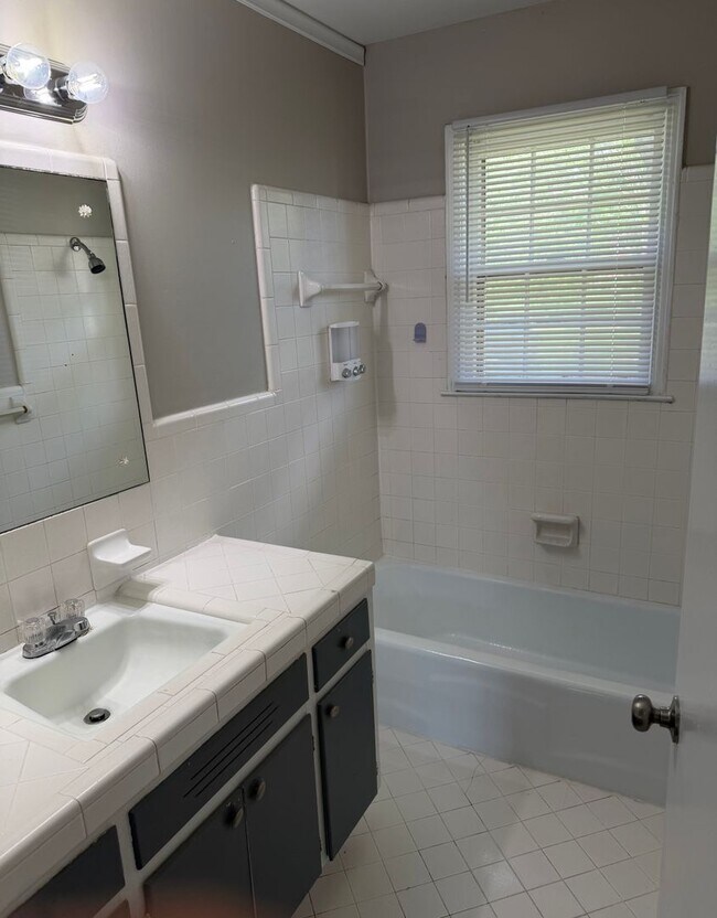 Building Photo - Charming 3-bedroom,1-bath home w/Detached garage for rent in Springfield, Tennessee.