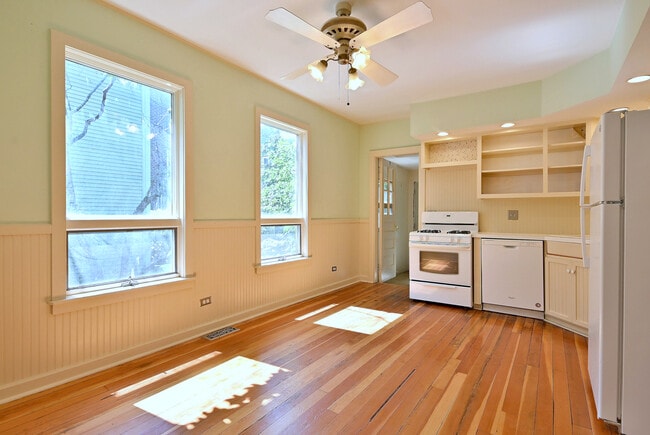 Building Photo - 2724 N Racine Ave