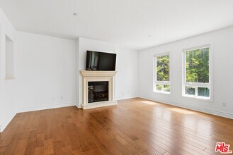 Building Photo - 325 S Arnaz Dr