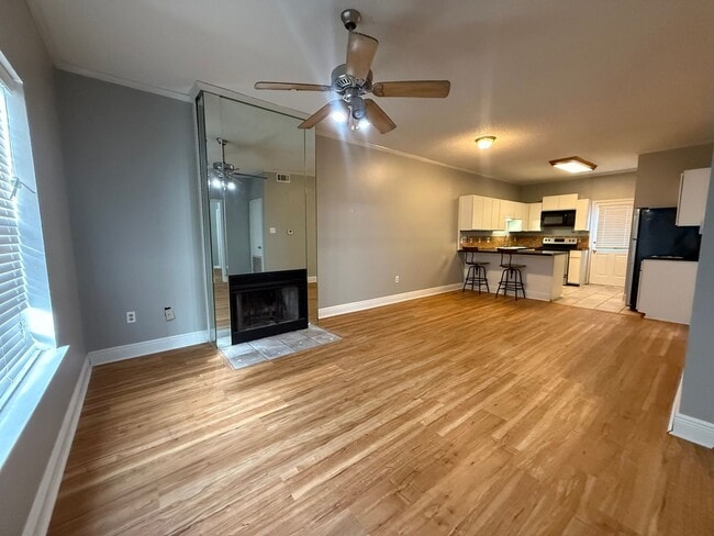 Building Photo - Charming 2 Bed 1 Bath Apartment