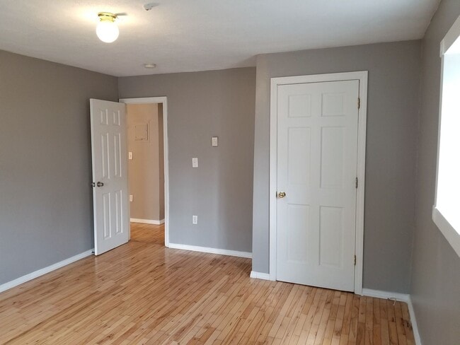 Building Photo - 2bed1ba, Newly remodeled condo on 1st floor. On bus line.