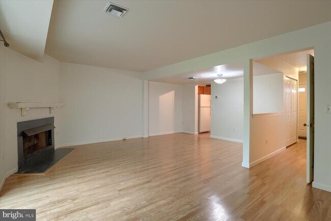 Building Photo - 802 Cambridge Ct