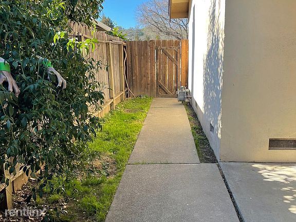 Building Photo - 3 br, 2 bath House - 561 Azalea Way