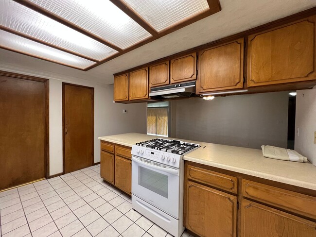 Building Photo - ** PRICE REDUCED** 3 Bedroom 2 Bathroom Ho...