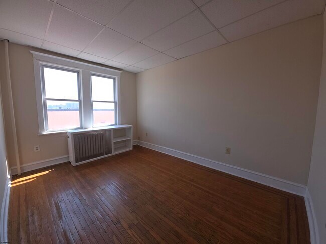 Building Photo - 6215 Ventnor Ave