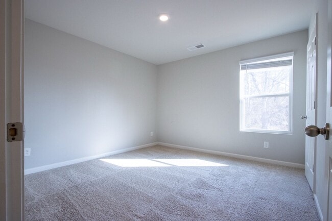 Building Photo - 325 Park W Blvd