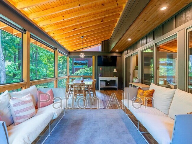 Building Photo - 206 Waynesville Ave