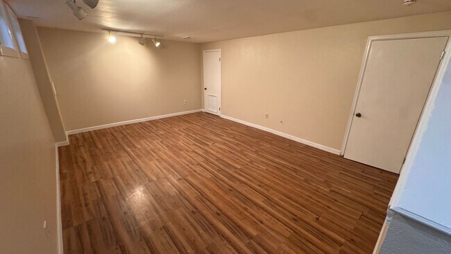 Building Photo - 3 bed 2.5 bath w/ garage, Great location off University and Dry Creek, close to Southglenn Mall a...