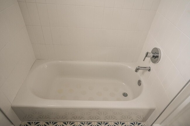 Building Photo - Modern East Austin 2/2 Condo Available Now!