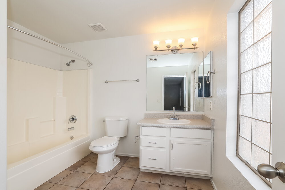 Building Photo - 2809 E Cherry Hills Dr