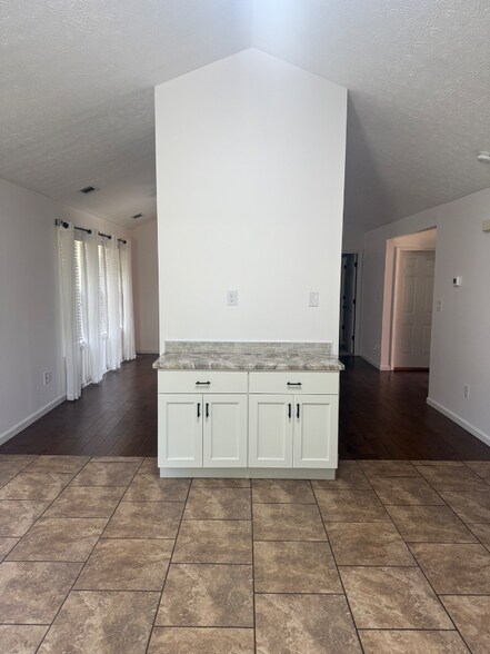 Building Photo - 1112 James Ct