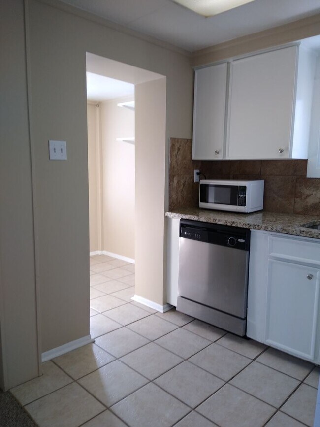 Building Photo - Highlands 1 Bedroom 1 Bath w/ Yard and Laundry!