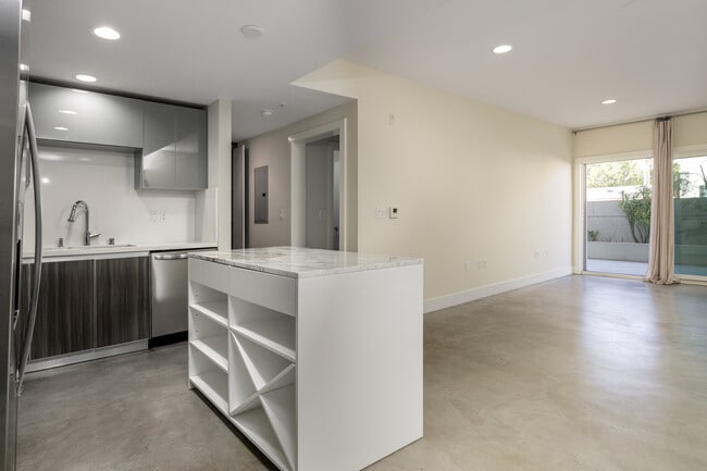 Building Photo - 119 S Los Robles Ave