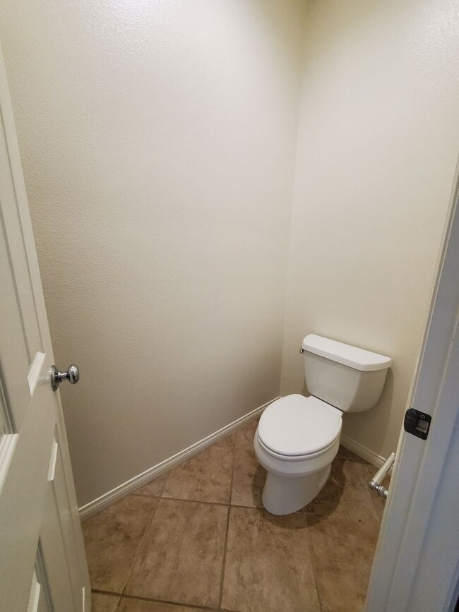 Building Photo - Spacious 4 Bedroom 3 Bath Two Story Riverp...