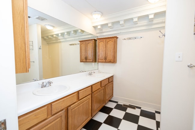 Building Photo - 523 N Bertrand St