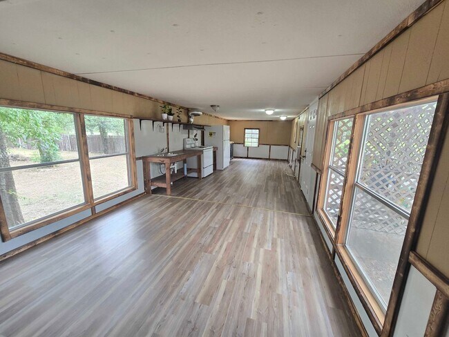 Building Photo - Affordable Living Near Bastrop