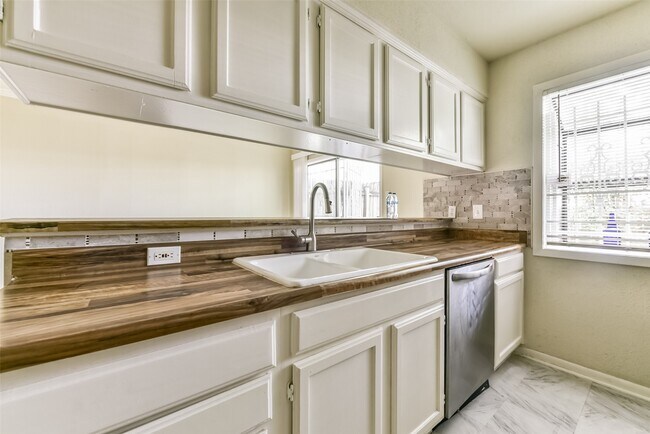 Building Photo - 5917 Fairdale Ln