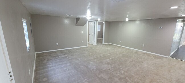 Building Photo - Cute 5 bedroom House