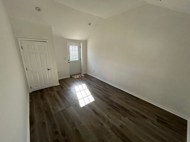 Building Photo - 1404 Miller Ave