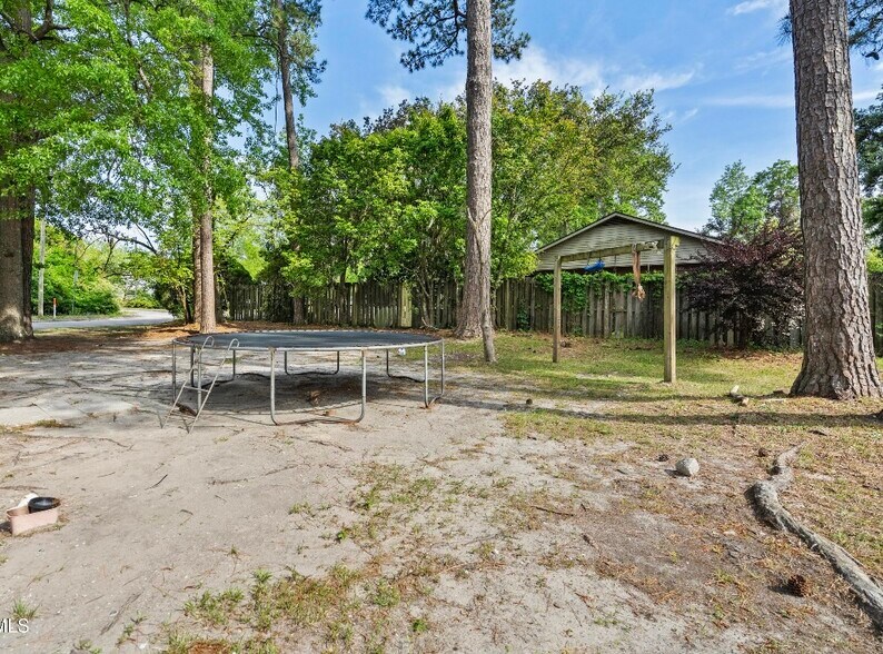 Building Photo - 321 Lennon Dr
