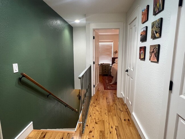 Building Photo - Updated Townhouse backed by National Forest