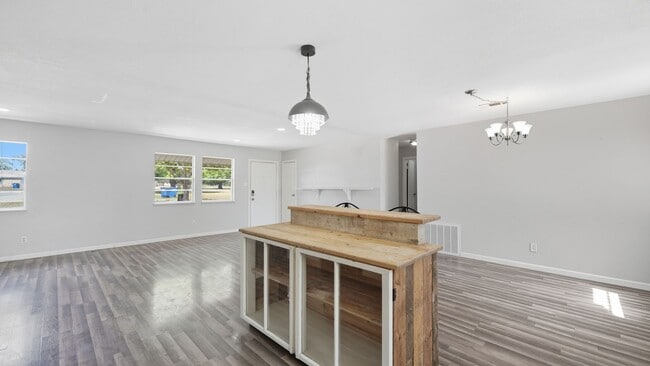 Building Photo - 200 Valley Acres Dr