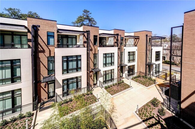 Building Photo - 721 Longleaf Dr NE