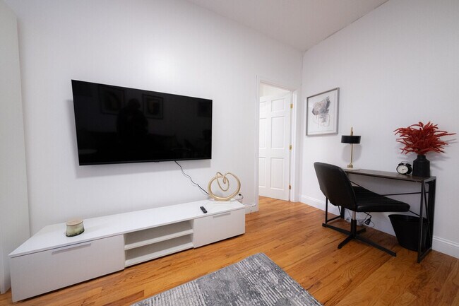 Building Photo - 305 E 95th St