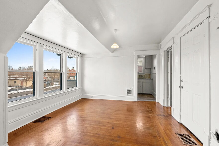 Building Photo - 1027 W Maxwell Ave