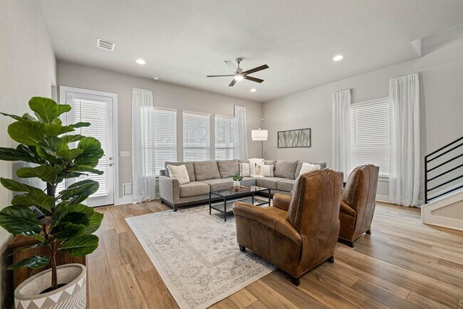Building Photo - 708 Pinnacle Dr