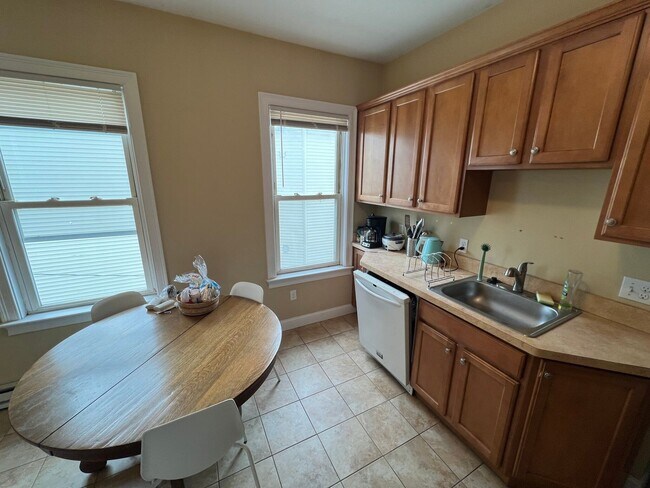 Building Photo - 9/1 Spacious Davis Sq 3BR w/EIK right by T...