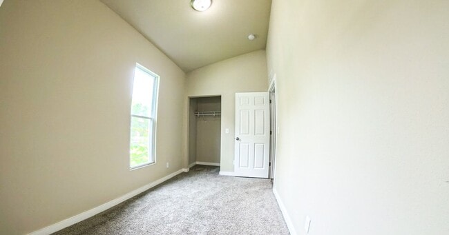 Building Photo - Fully Remodeled 4 Bedroom 2.5 Bathroom