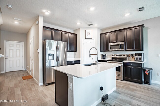 Building Photo - 10377 Benson Lake Dr