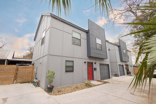 Building Photo - Minutes to the Heart of Downtown!