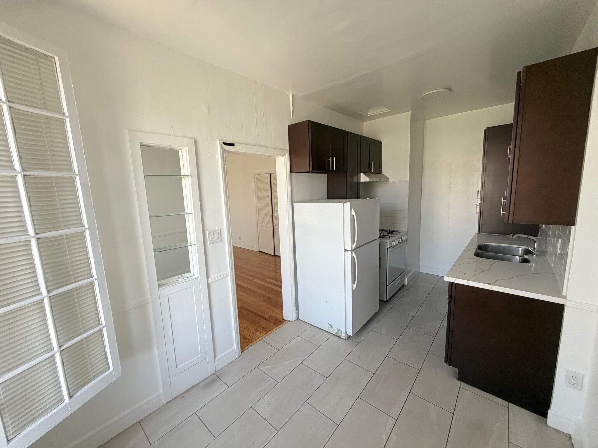 Building Photo - 318 S Kingsley Dr