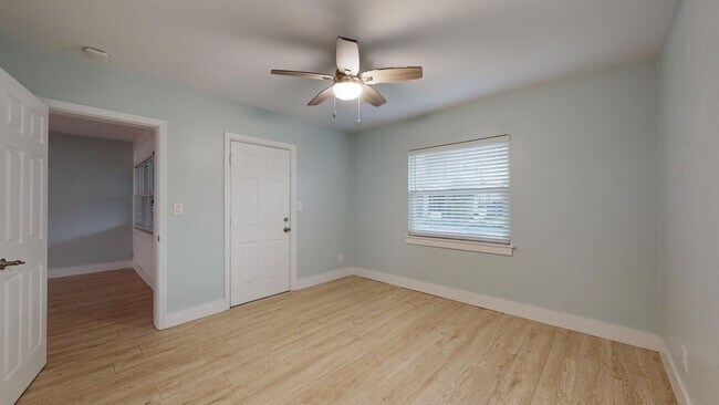 Building Photo - 214 15th Ave W